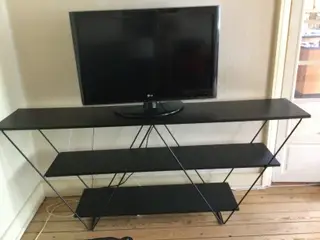 Sort reol med 3 hylder