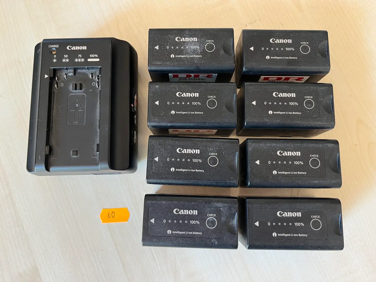 Billede 1 - Oplader og 8. Stk. Canon batterier