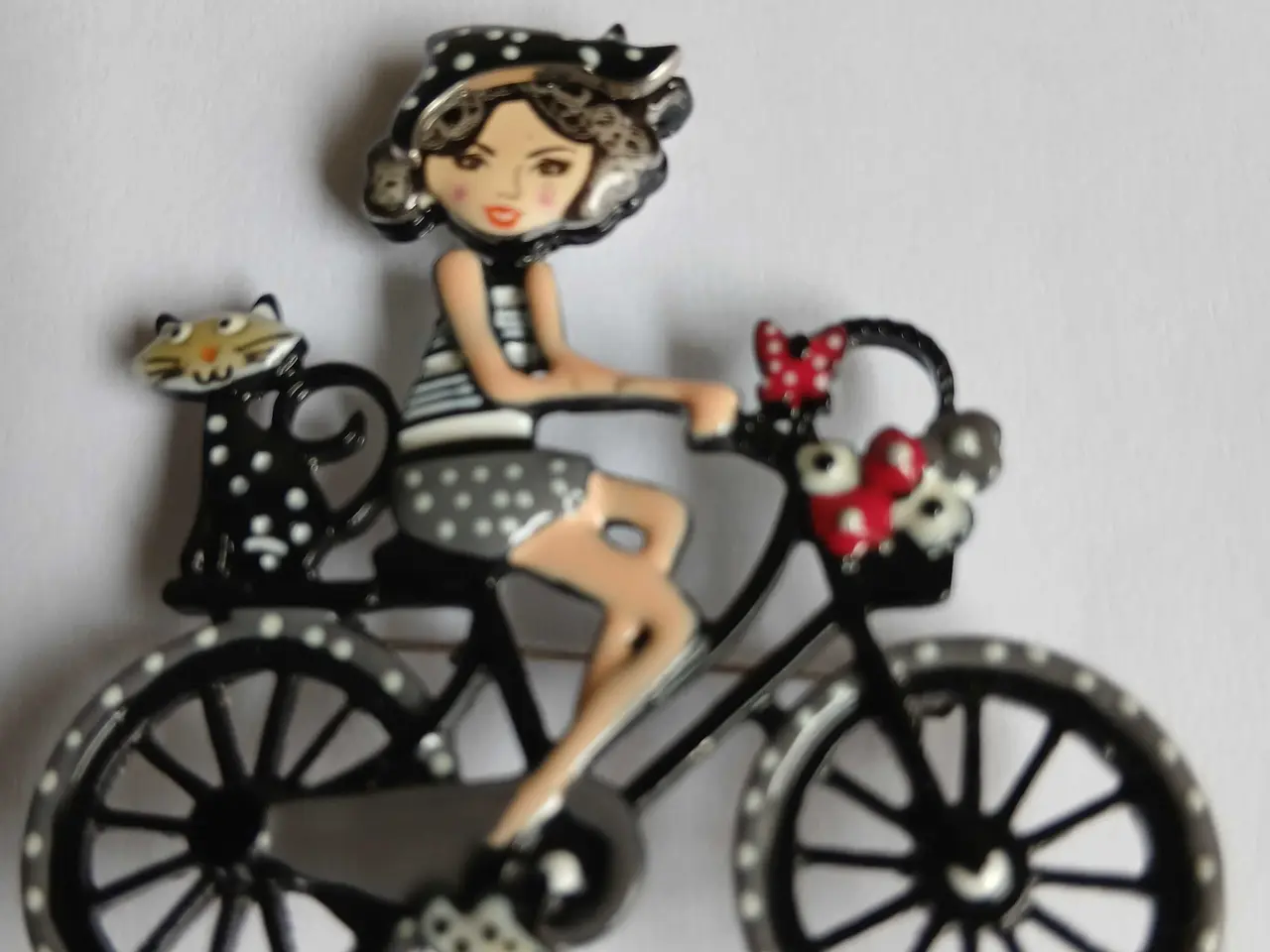 Billede 1 - Broche i emaljeret metal