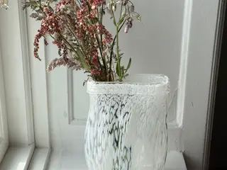 Flad vase, hvidmeleret glas