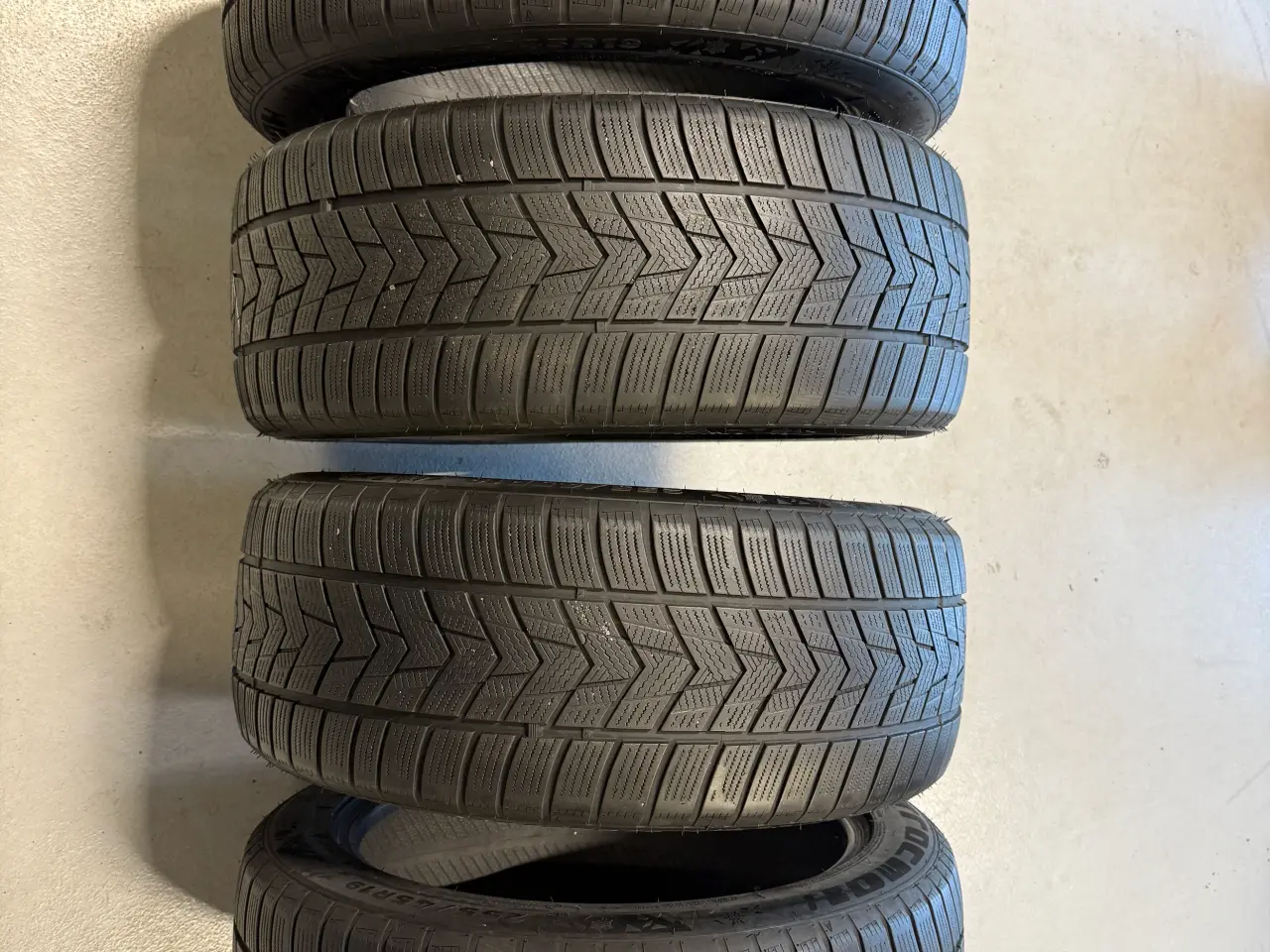 Billede 1 - 4 brugte vinterdæk 255/45 19 104v