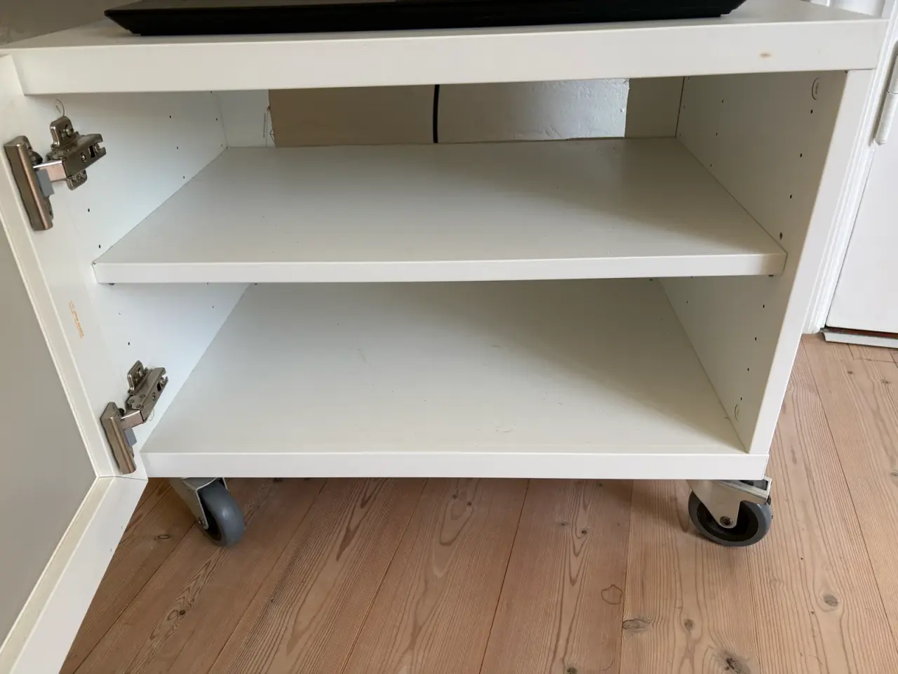Billede 2 - TV bord på hjul 