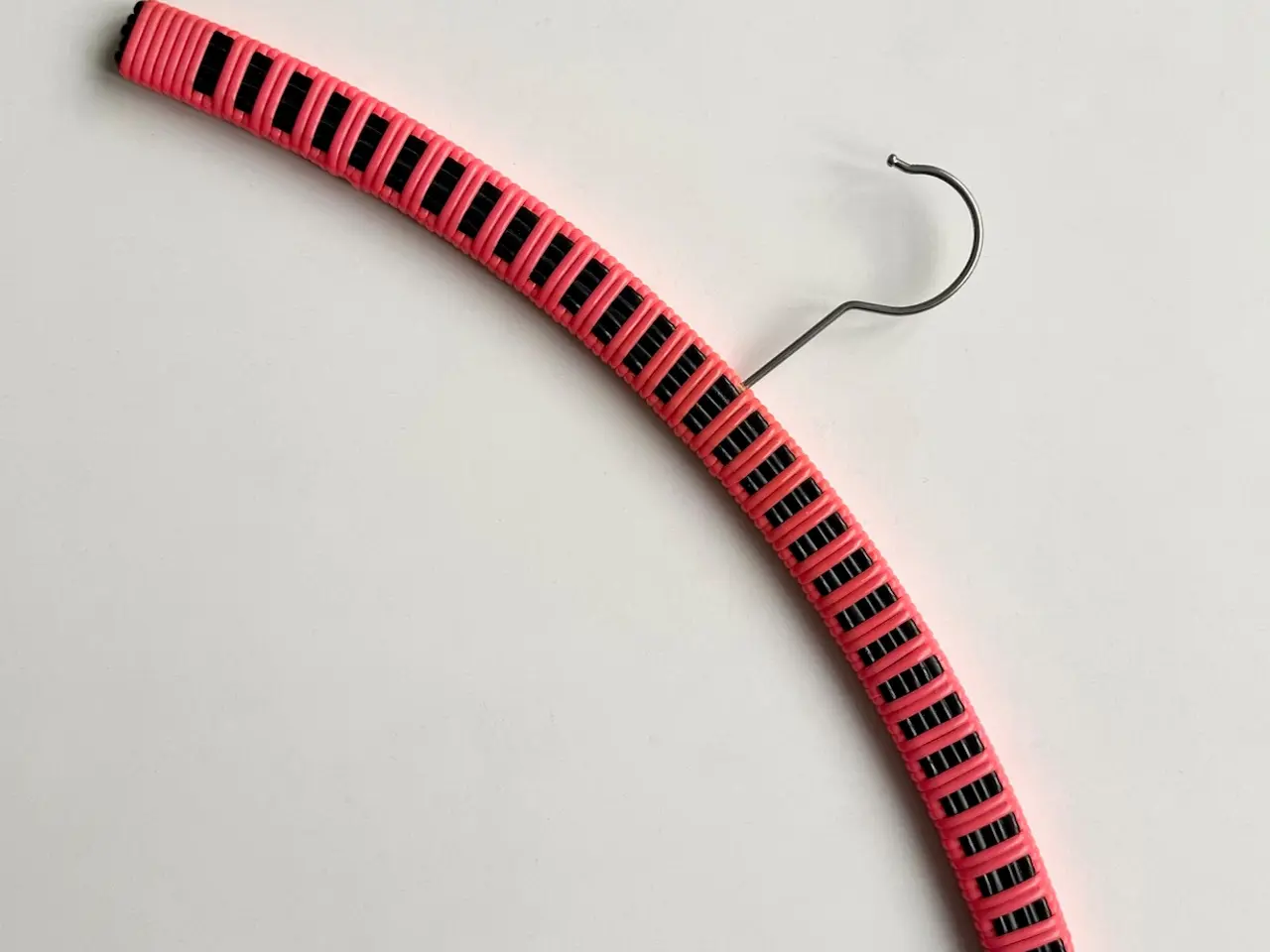 Billede 1 - Retro bøjle m plastbevikling, sort/neon pink