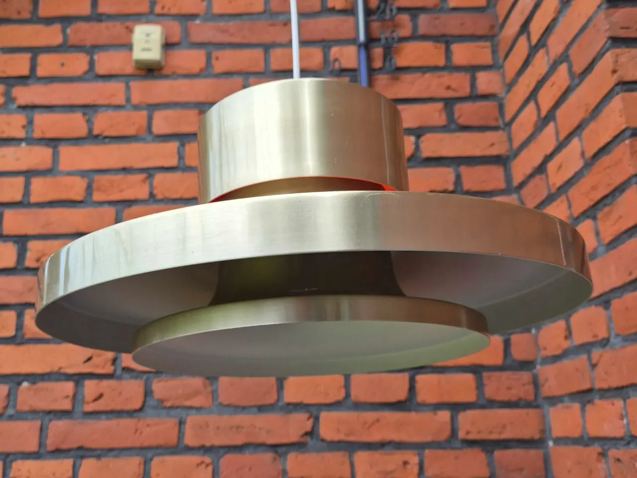 Billede 4 - Velholdt messinglampe med varm kontrastfarve