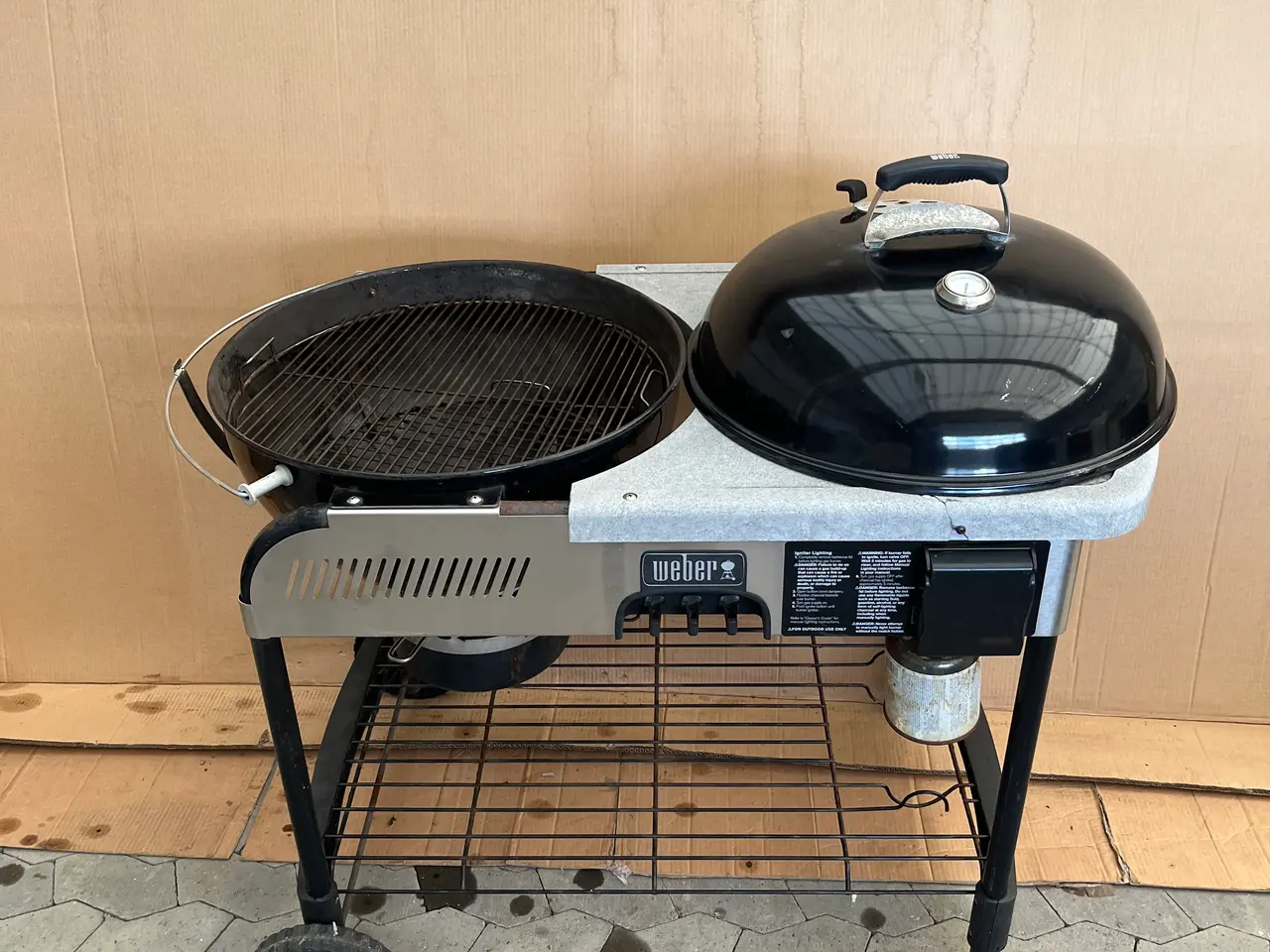 Billede 3 - Weber kulgrill. På hjul  med bord