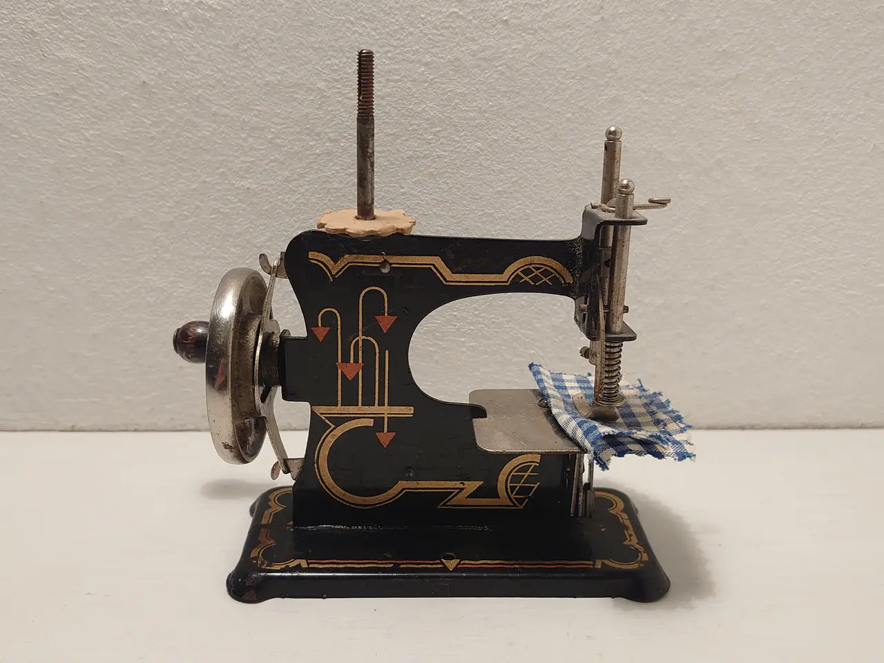 Billede 2 - Børnesymaskine i blik .Model Casige.Germany. 1935
