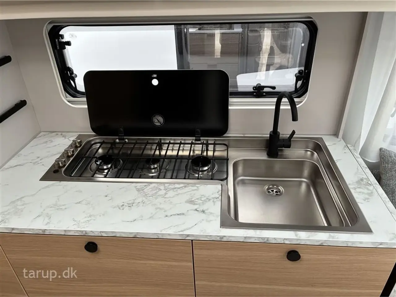 Billede 14 - 2026 - Adria Adora 522 UP Dobbeltsengsvogn, rundsiddegruppe, el-gulv-varme, stort 142L KOMPRESSOR køleskab, TV-holder, stabilisator, Adria Smartbox, glasfibertag