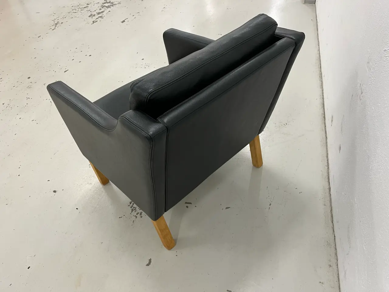 Billede 9 - Nielaus lounge stole i sort semi anilin læder.
