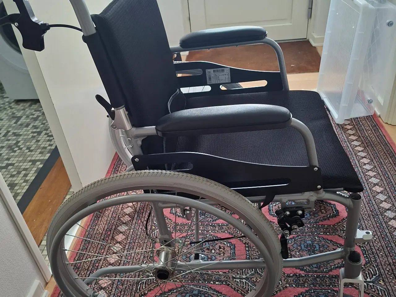 Billede 2 - Ultralet kørestol 9.6 kg og ergonomisk siddepude.