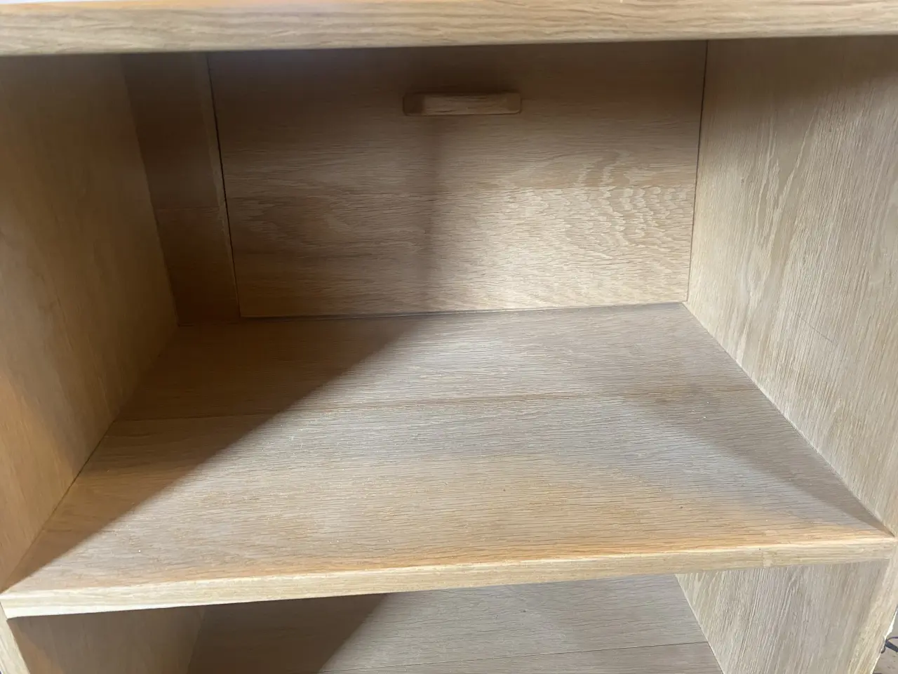 Billede 2 - Indbygnings reol i eg