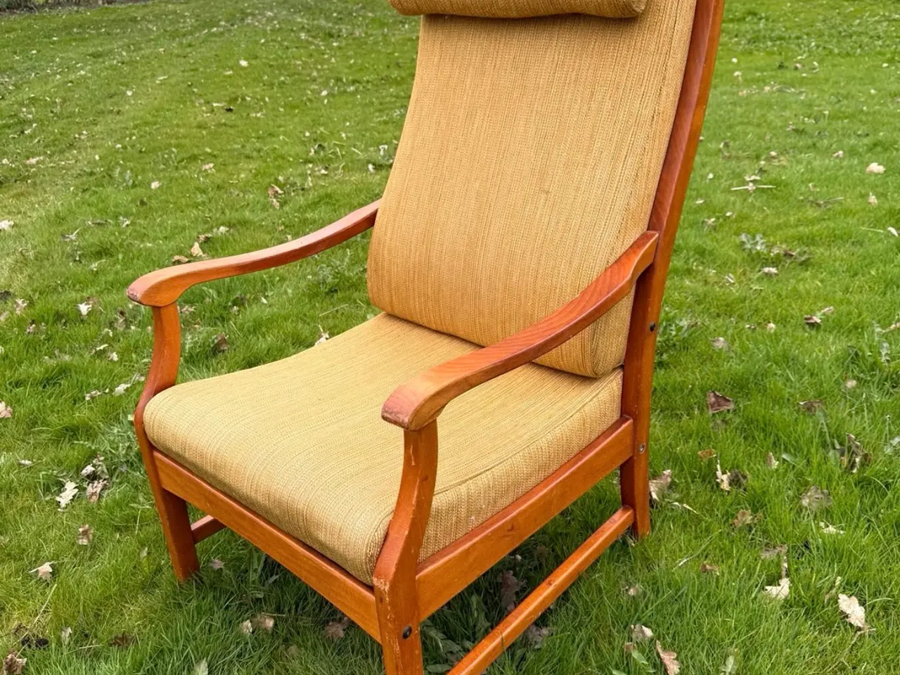 Billede 2 - Retro lænestol i træ – god siddekomfort.