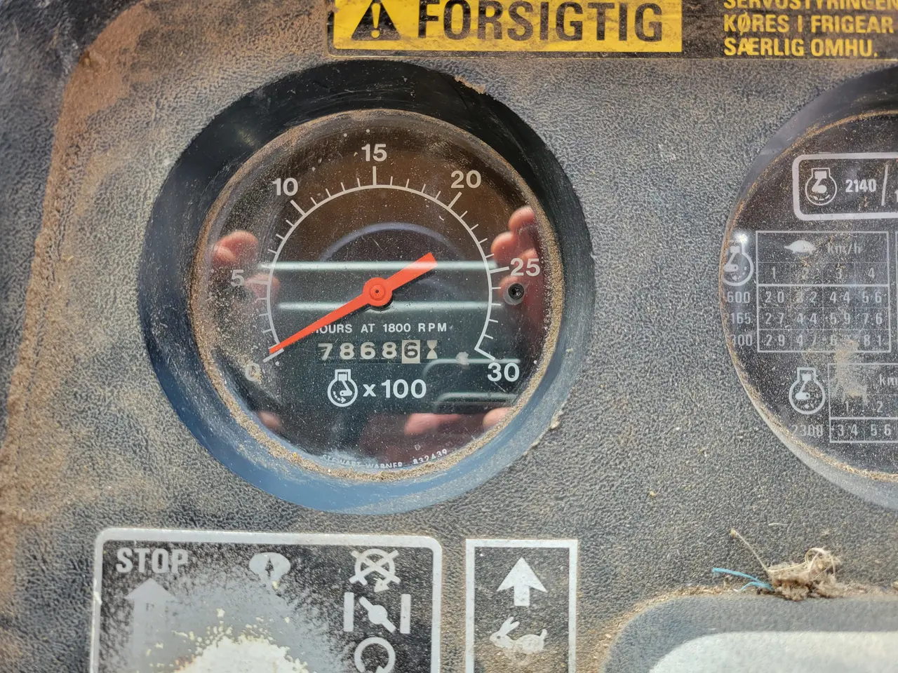 Billede 10 - Traktor IH 685 XL  – påhængsvogn og redskaber