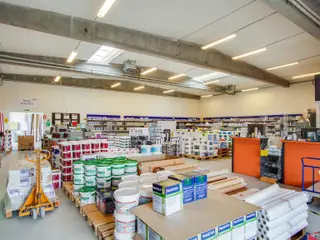 Stor rummelig engros butik/lager med tilhørende kontorer