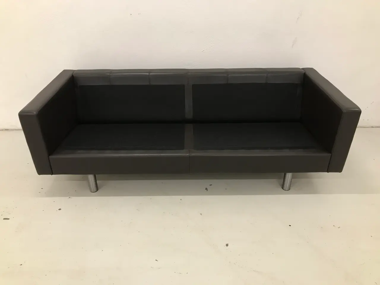 Billede 10 - 3 Pers.Sofa i sort/brun semianilin læder Ilva.