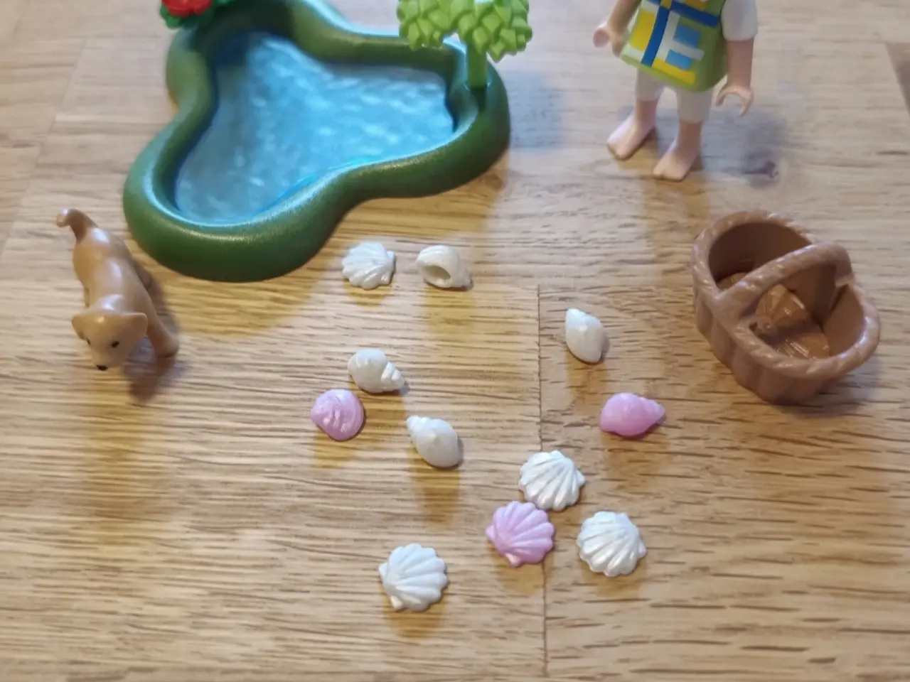 Billede 1 - Playmobil pige med hund samler snegle