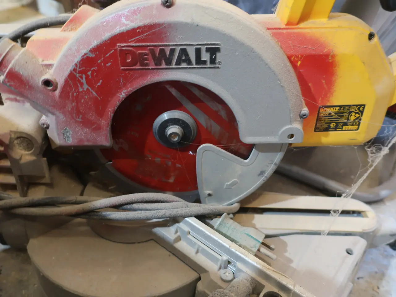 Billede 2 - Kap-/geringssav DEWALT DW777-QS