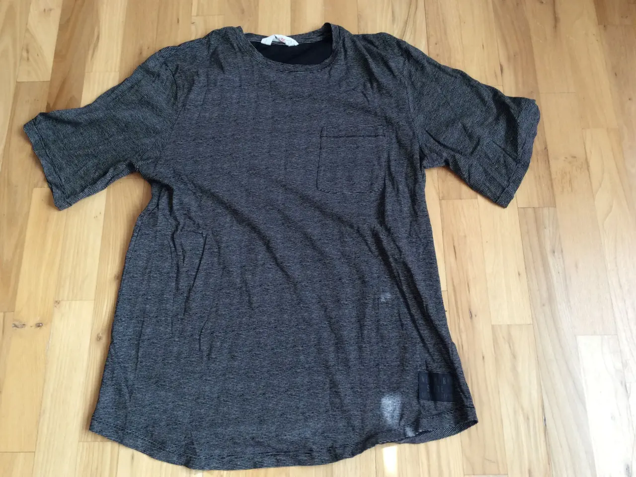 Billede 1 - Sort/gråstribet t-shirt