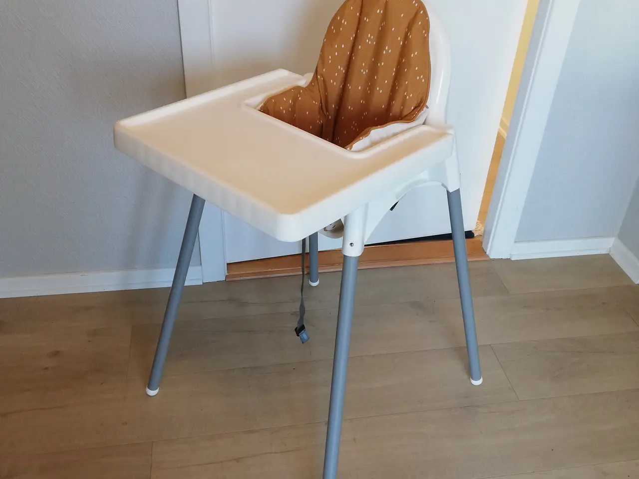 Billede 1 - Ikea højstol med bord, sele og ryghynde 