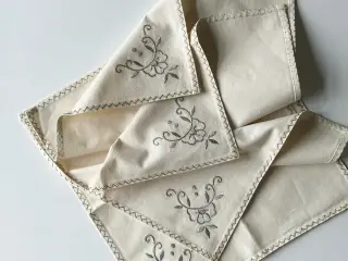 Råhvide stofservietter m gråt broderi, 26 x 28 cm, 4 stk samlet