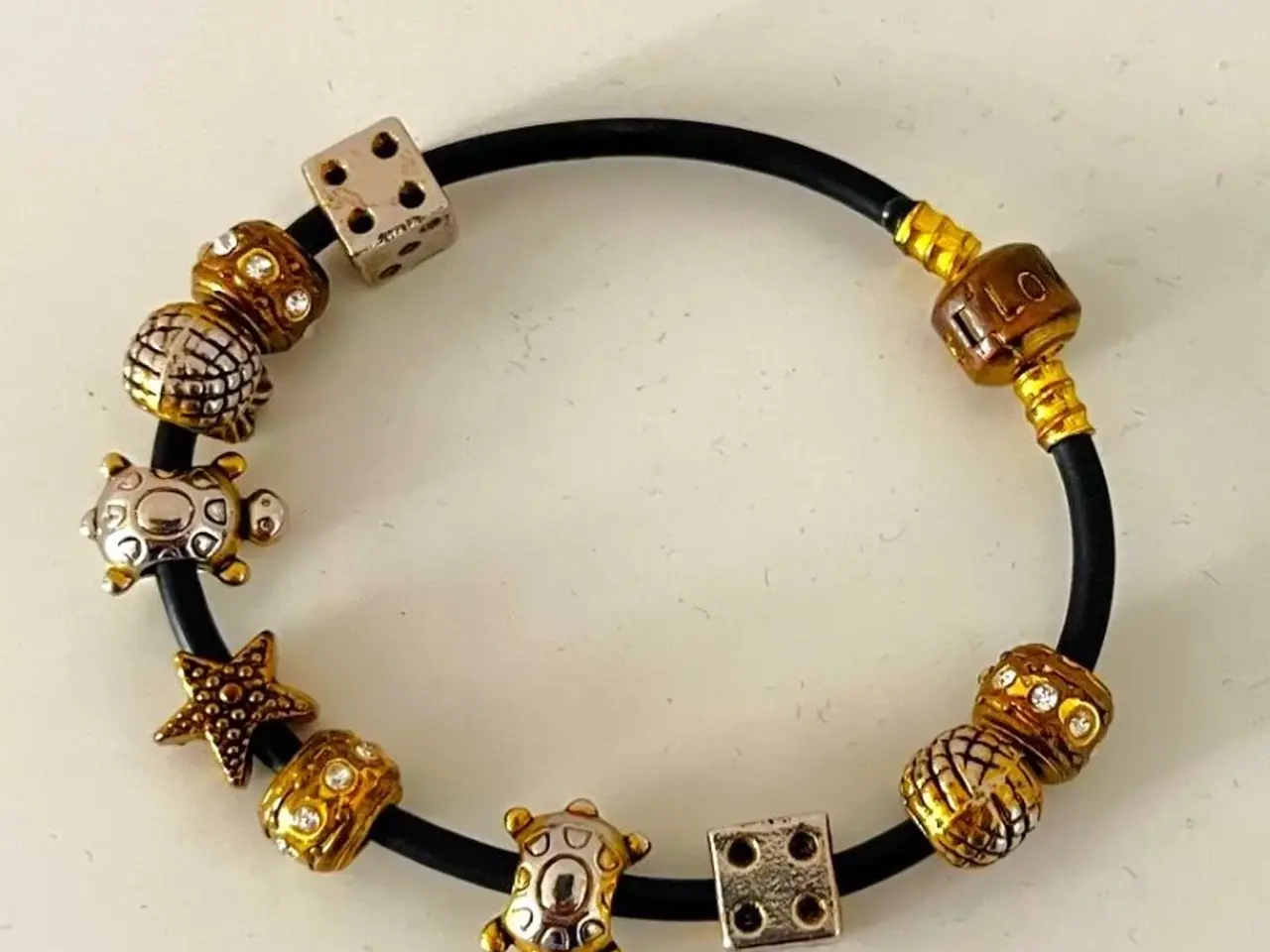 Billede 2 - Charm-armbånd på sort snøre. Sælges samlet.