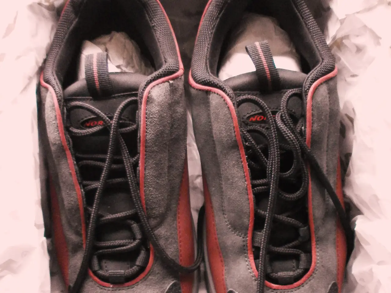 Billede 2 - NY NORDICA sneakers ruskind, str 45 grå/rød