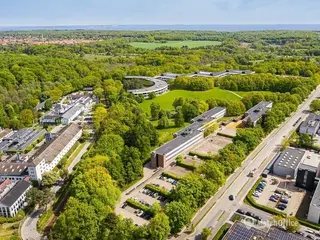 Unik arkitektur placeret i skøn natur