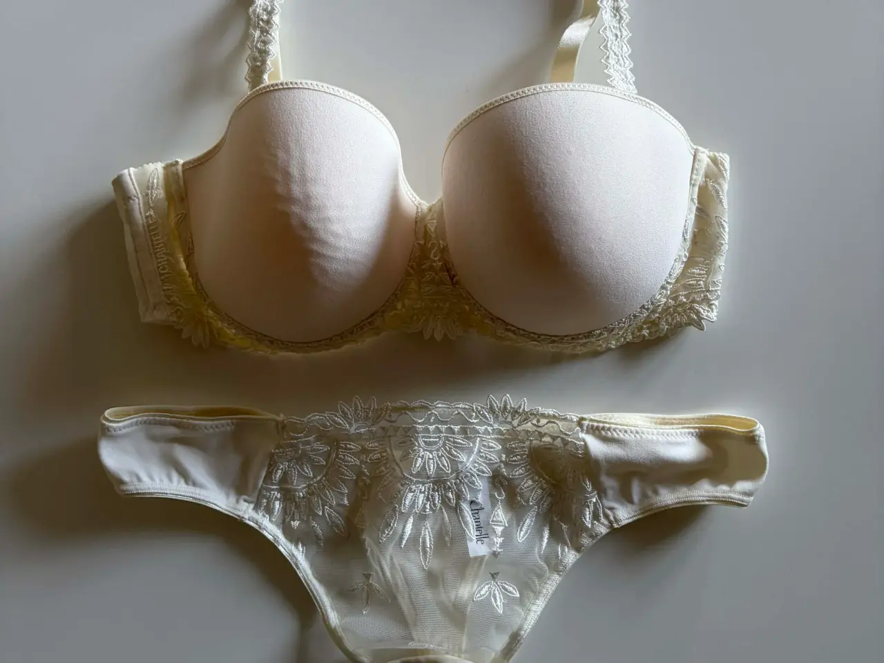 Billede 1 - Chantelle bh og string trusse, str. 75C / L