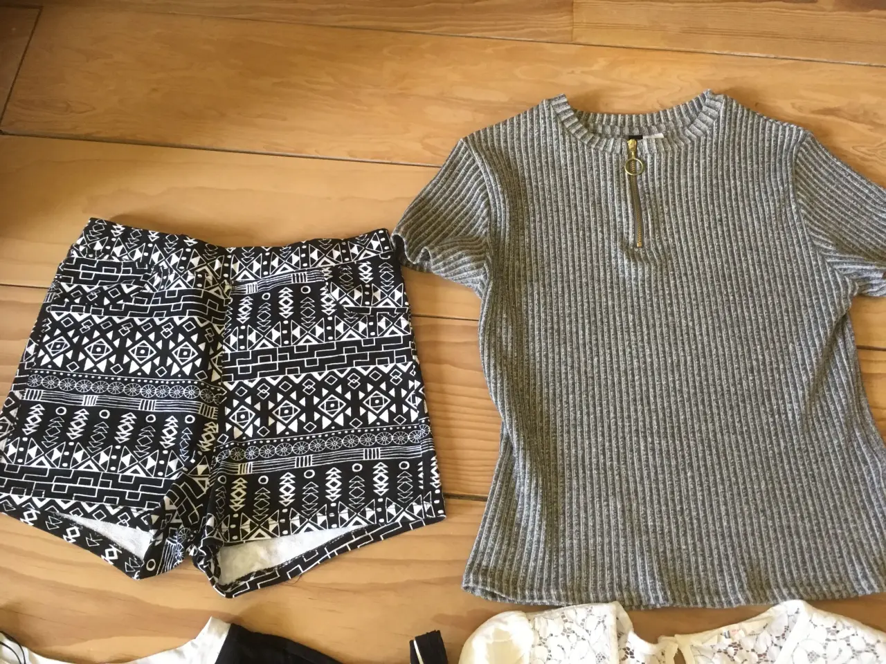 Billede 2 - 4 bluser, 1 par shorts, 1 bælte str S