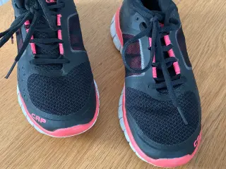 Trænings/hverdagssko i sort/pink