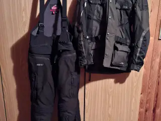 motorcykeltøj og hjælme