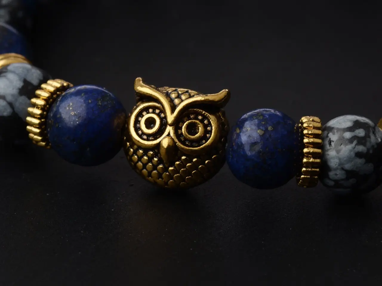 Billede 2 - Armbånd i blå lavasten-Charm:UGLE