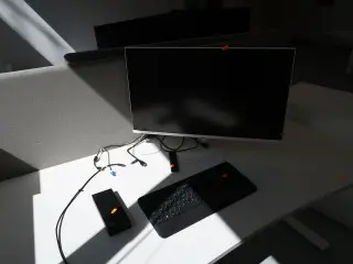Computerskærm SAMSUNG S32AM501NU med dockingstation og tastatur