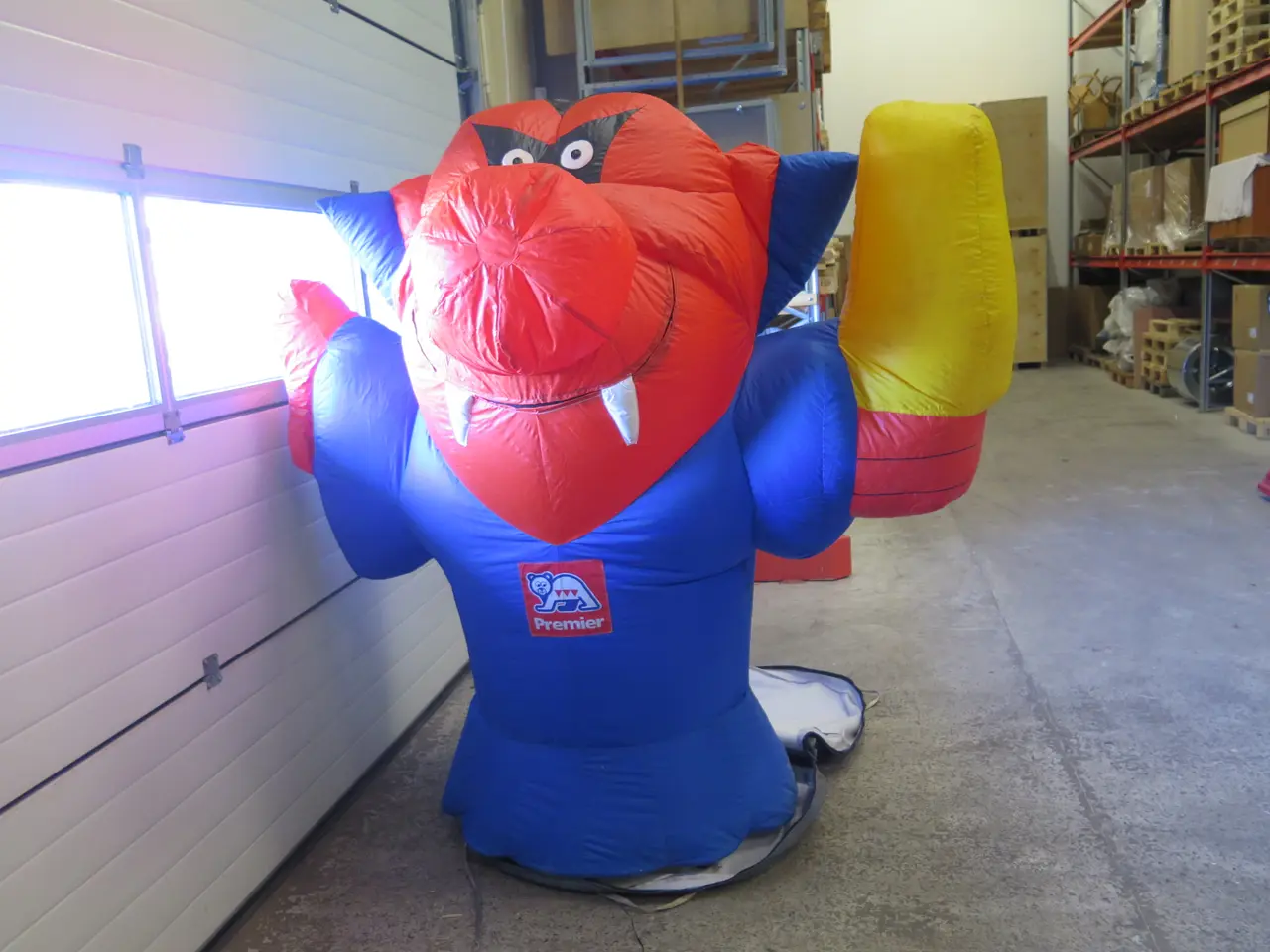 Billede 3 - Oppustelig figur monster blå rød gul