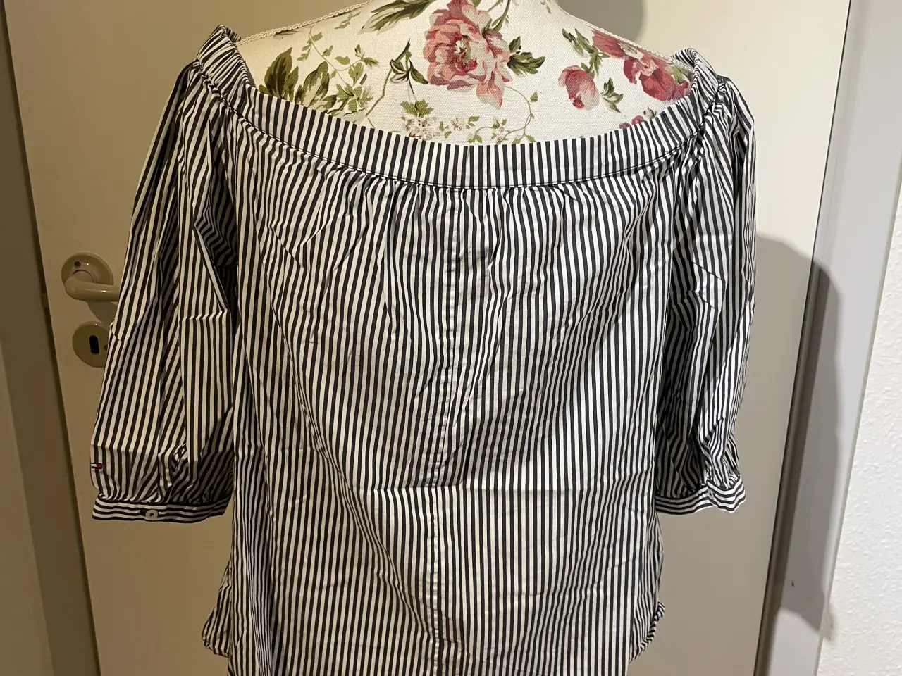 Billede 1 - Tommy Hilfiger - skulder bluse