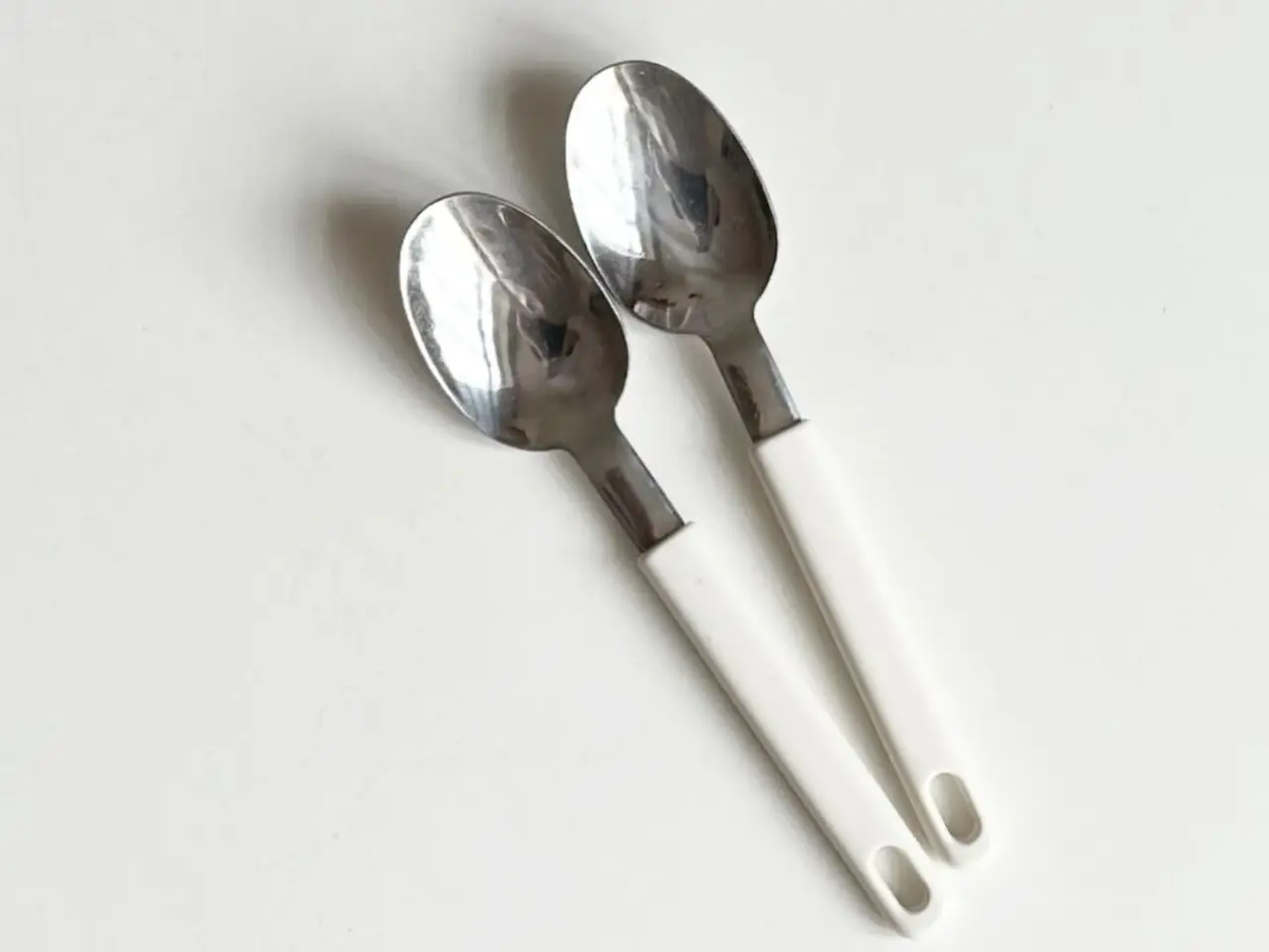 Billede 3 - Retrobestik, spiseskeer, hvid plast, 2 stk samlet