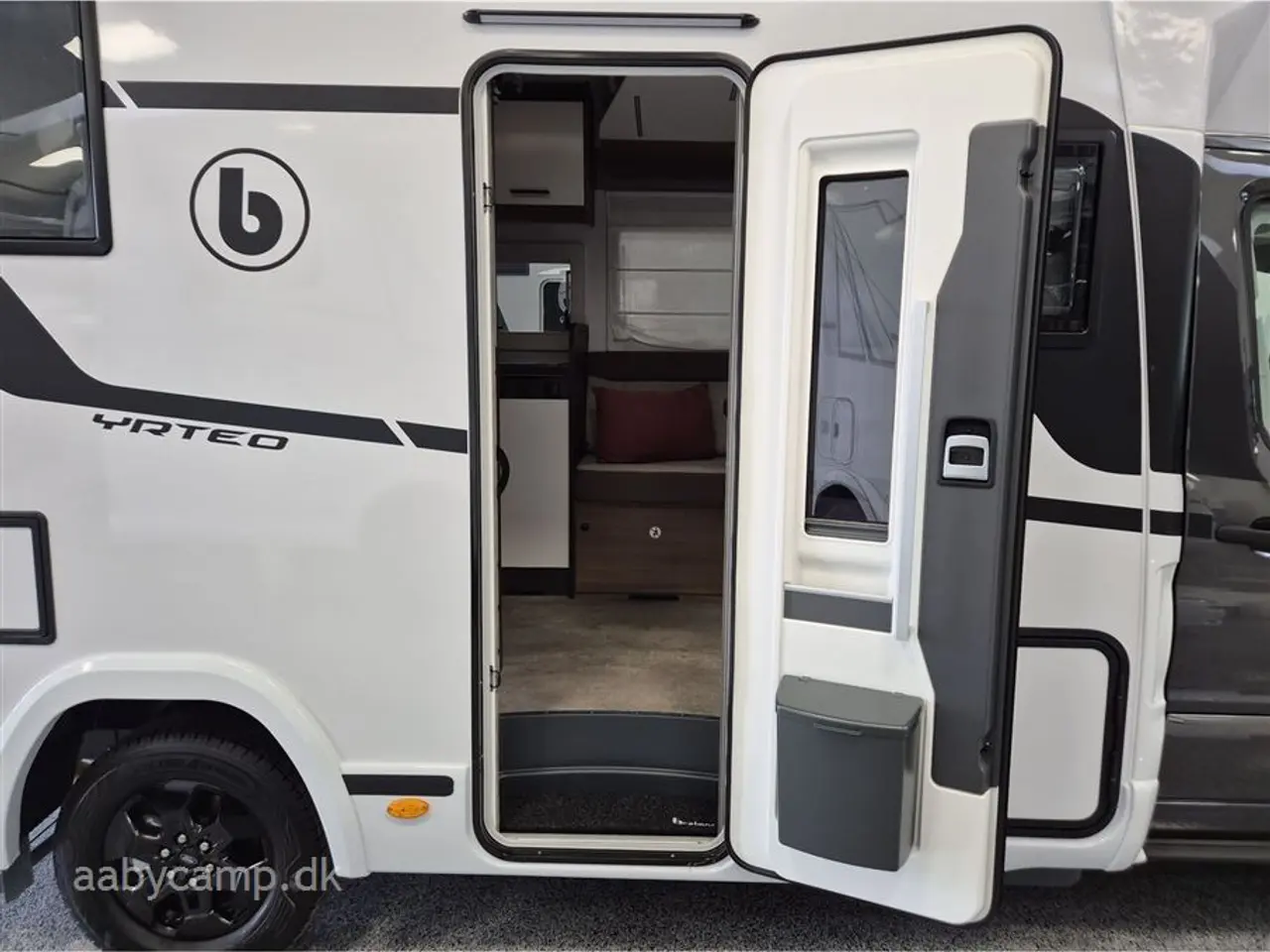 Billede 5 - 2027 - Benimar Yrteo 885 En lille veludstyret camper med et fantastisk rummeligt indre på kun 6,39 meter.