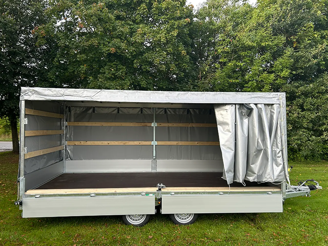 Billede 2 - Høj presenning m. gardinsider til Eduard 4522 trailer