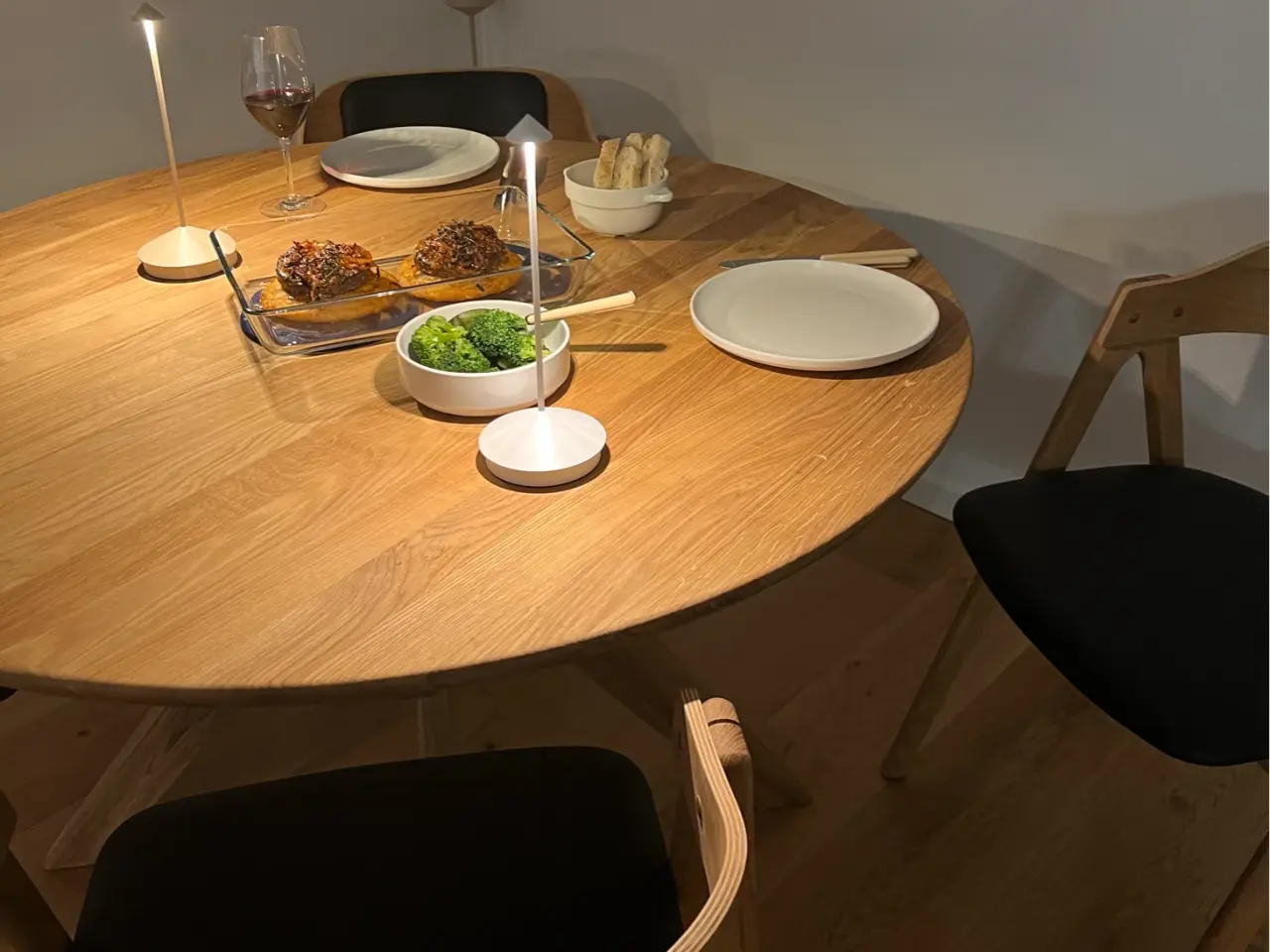 Billede 8 - Rundt spisebord + 8 stole + 2 plader. Dansk Design