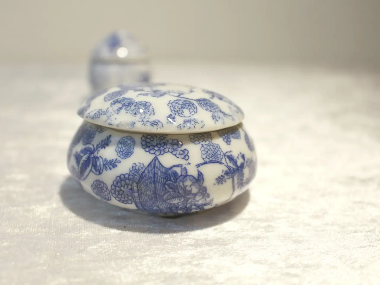 Billede 3 - 2 kinesiske porcelænskrukker med låg.