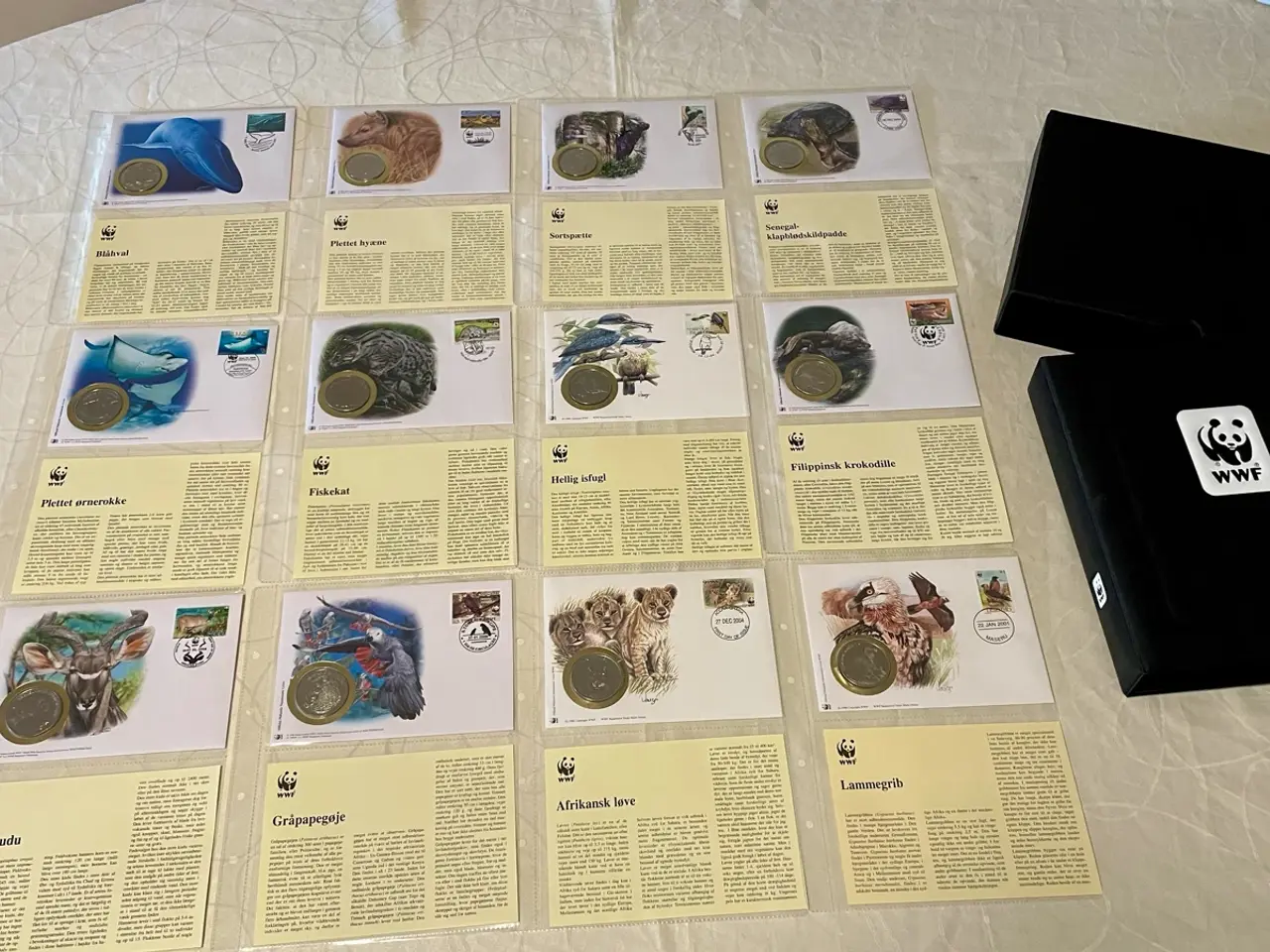 Billede 1 - 12 WWF møntbreve i samlemappe