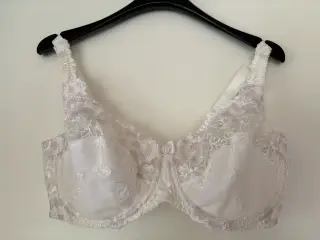 Lækkert lingeri: PrimaDonna bh med blonde str. D80