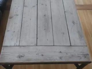 Sofa bord med metalstel og hvidolieret brædder