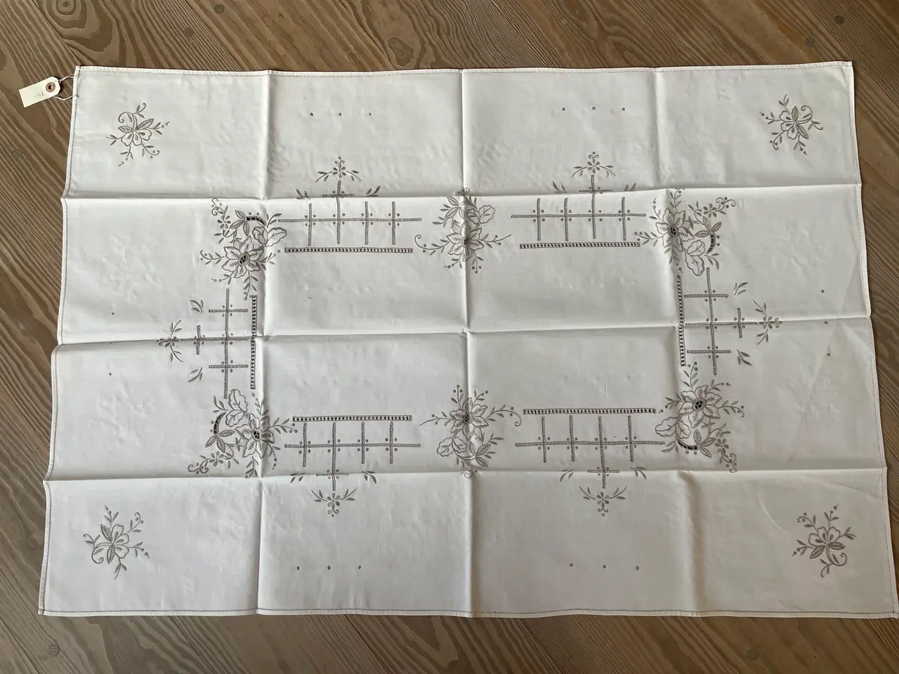 Billede 1 - Borddug broderet på lærred 80x110
