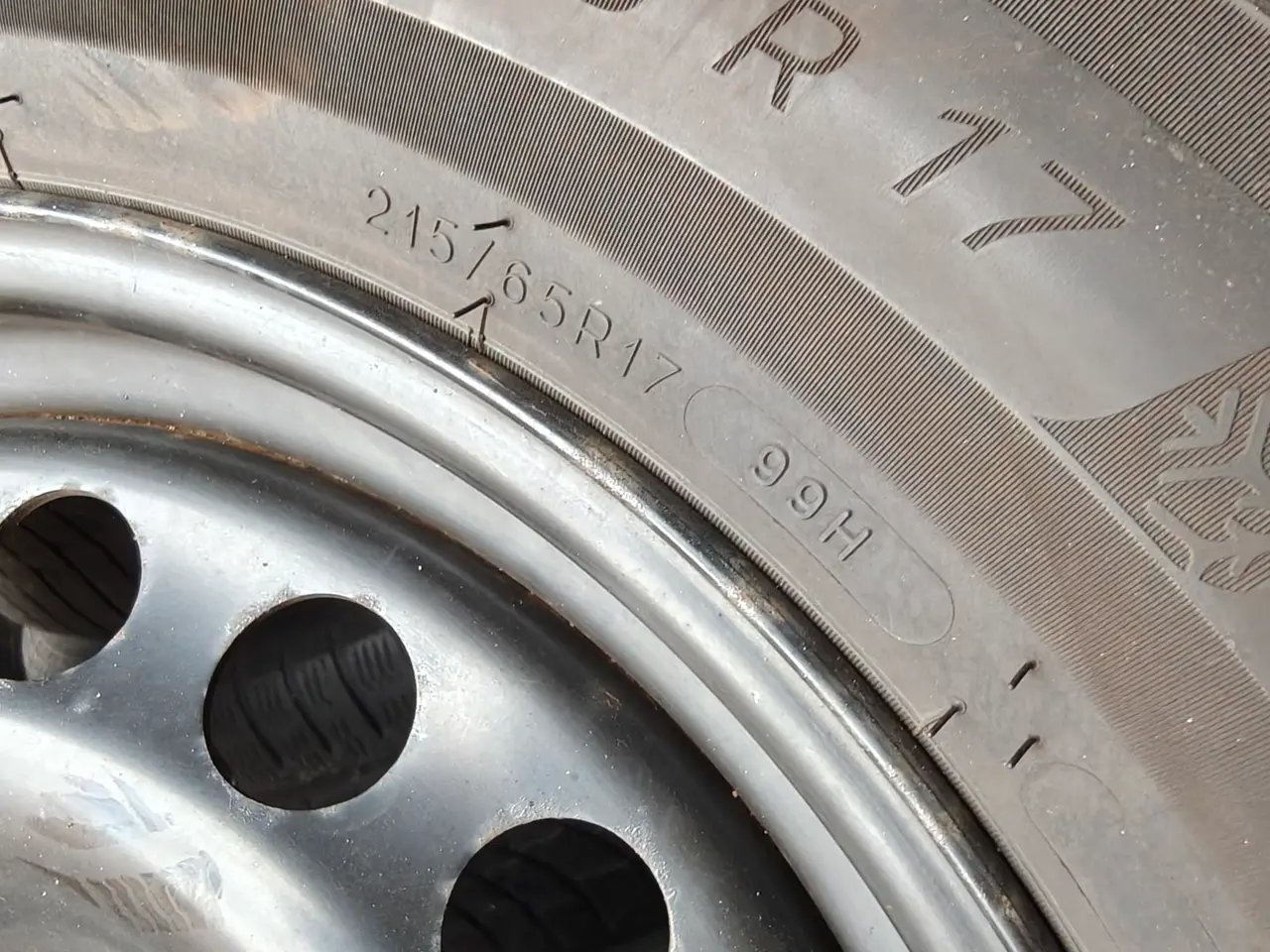 Billede 2 - Michelin Vinterdæk med stålfælg 110x5 215/65r17 5,