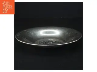 Metal bakke med dekorativt motiv (str. I diameter 21 cm)
