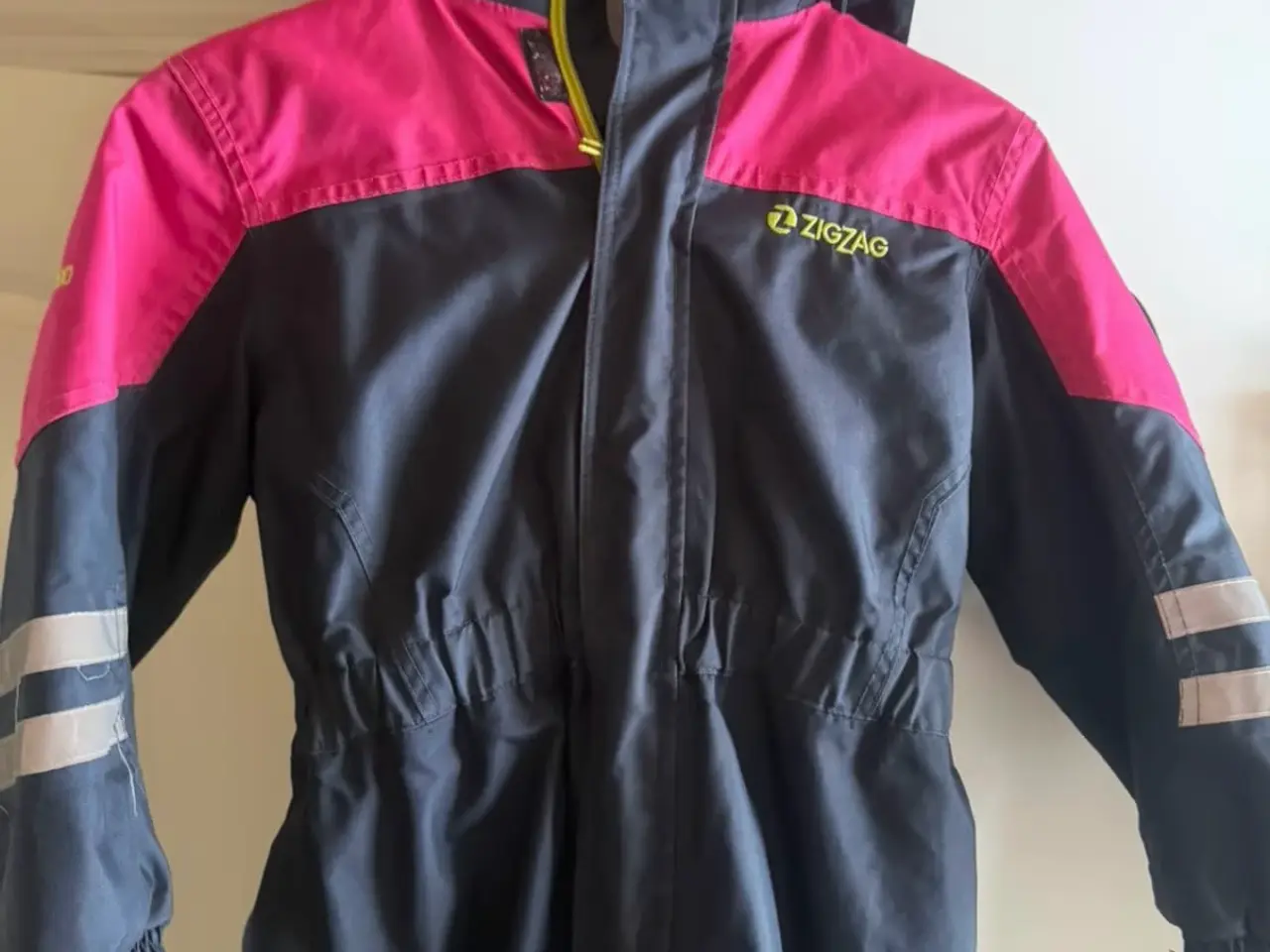 Billede 1 - Flot ZigZag flyverdragt – str. 122 ❄️