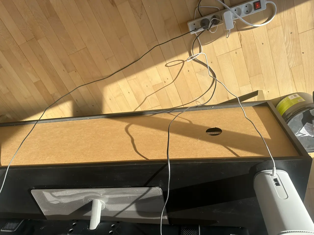 Billede 7 - TV-bord i sort med rillede låger