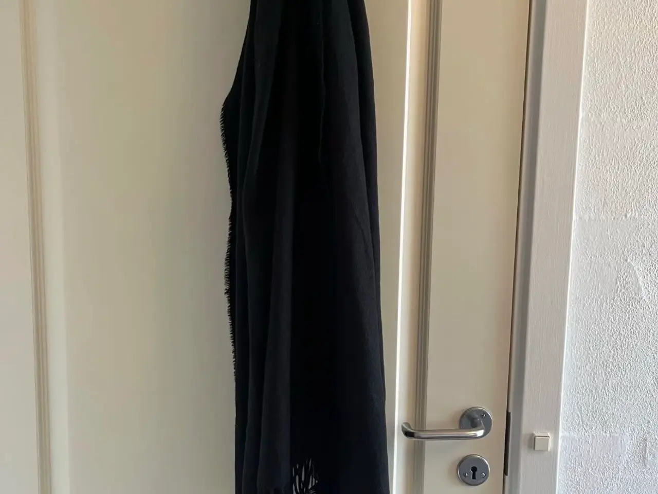 Billede 1 - Sort tørklæde fra H&M