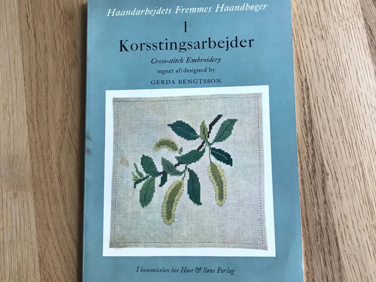 Billede 1 - Korsstingsarbejder 1 - tegnet af Gerda Bengtsson