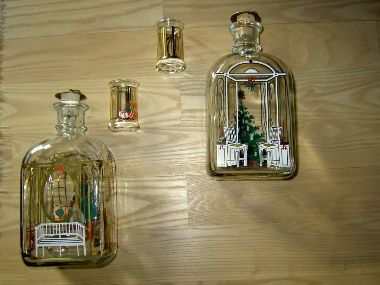 Billede 1 - Karaffeler med " julekalender" og glas